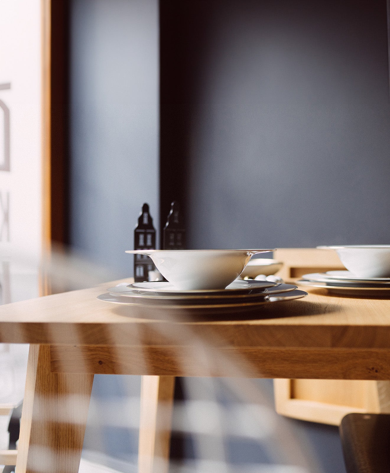 Tisch Massivholz Eiche KNEBBEL im Esszimmer mit Geschirr gedeckt