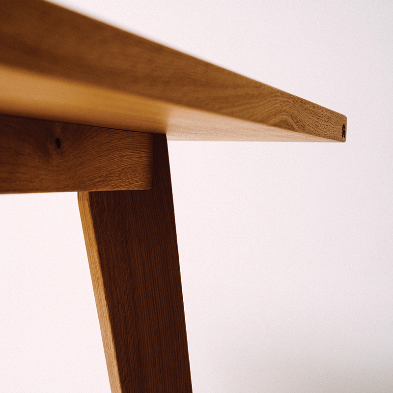 Tisch Massivholz Eiche KNEBBE Detailaufnahme Tischplatte und Bein