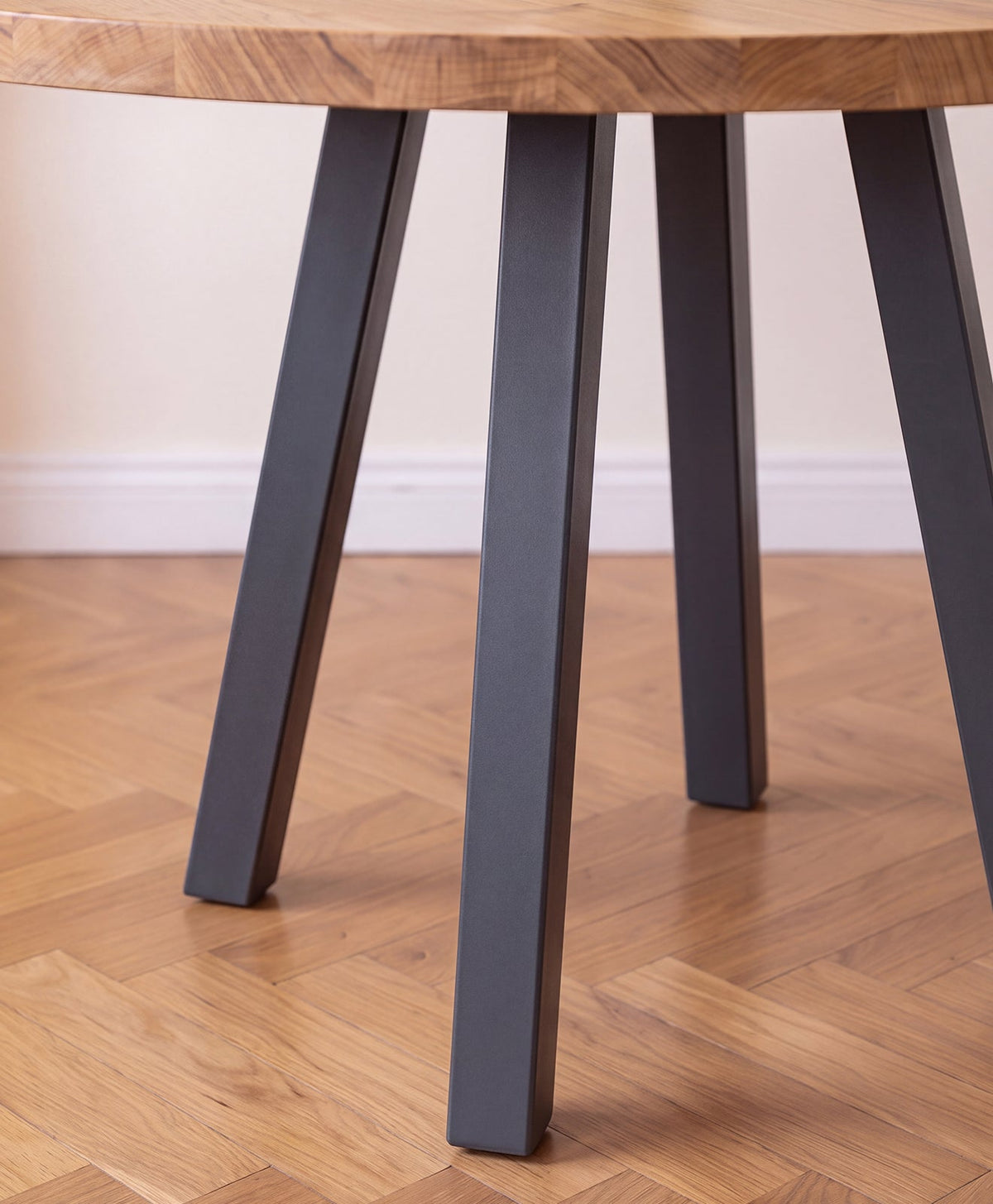 Tisch Massivholz & Stahlgestell rund WILMA - Anthrazit RAL 7016 - Moodbild
