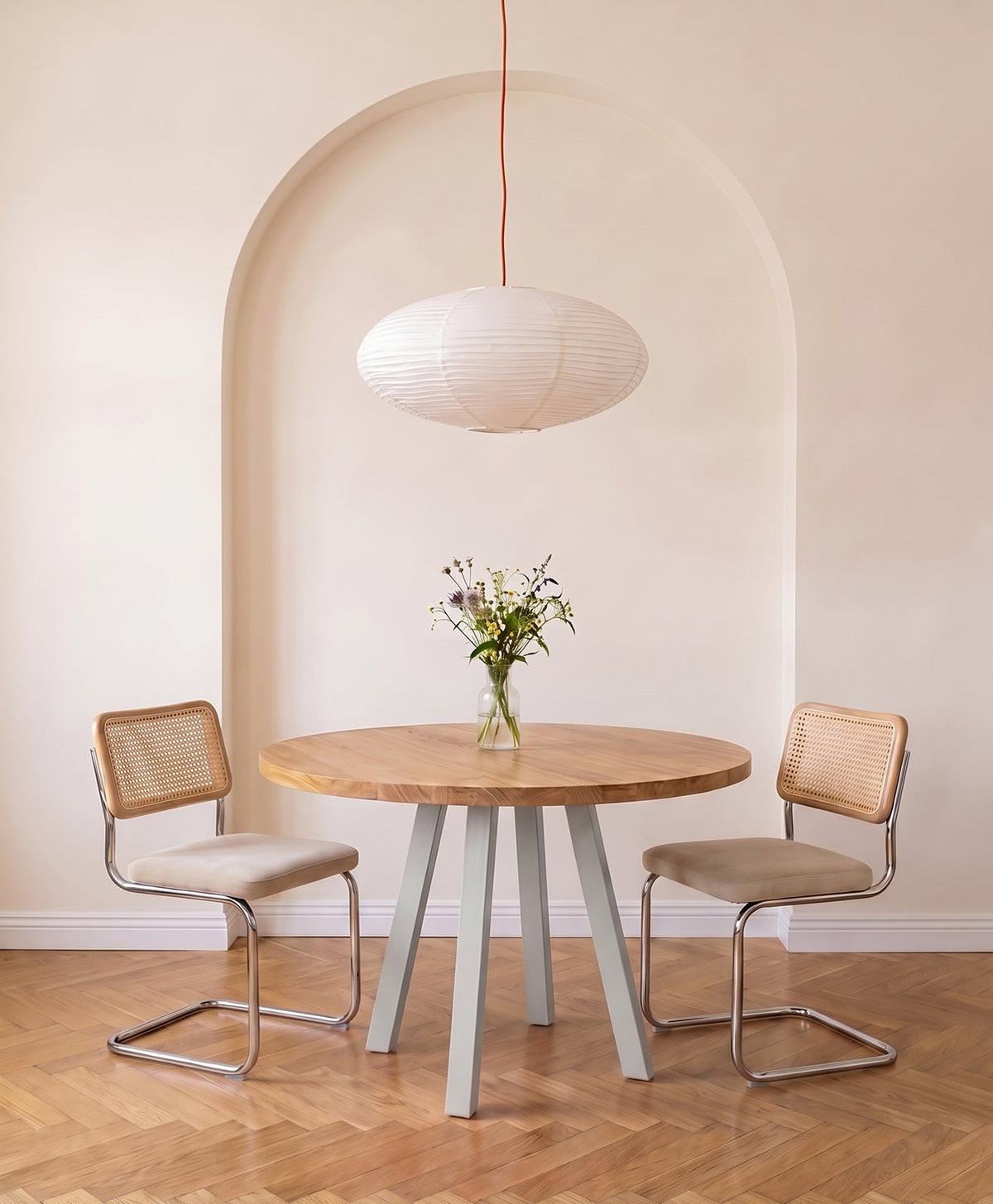 Tisch Massivholz & Stahlgestell rund WILMA - Lichtgrau RAL 7035
