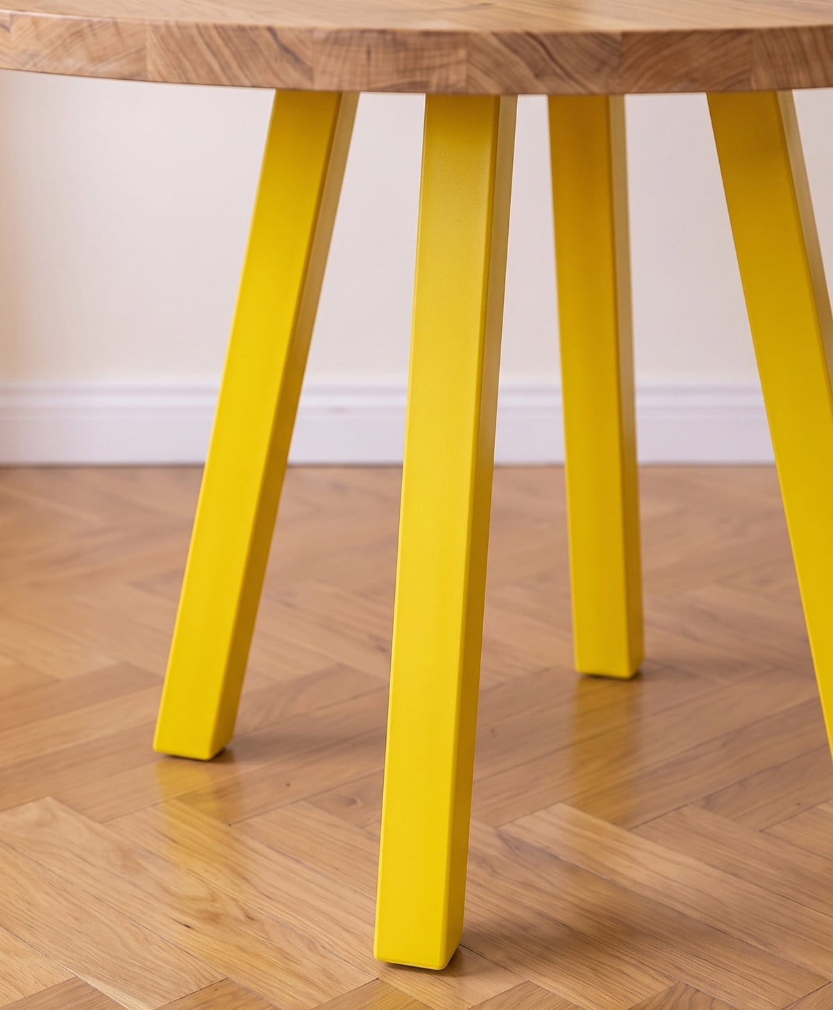 Tisch Massivholz & Stahlgestell rund WILMA - Schwefelgelb RAL 1016 - Moodbild