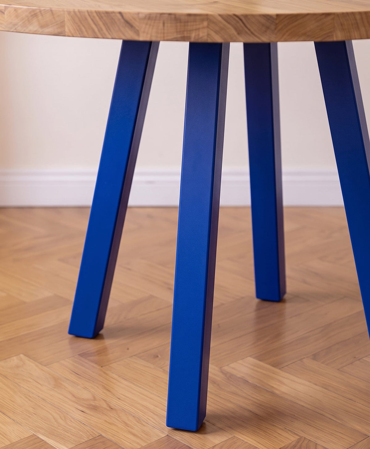 Tisch Massivholz & Stahlgestell rund WILMA - Ultramarineblau RAL 5002 - Moodbild