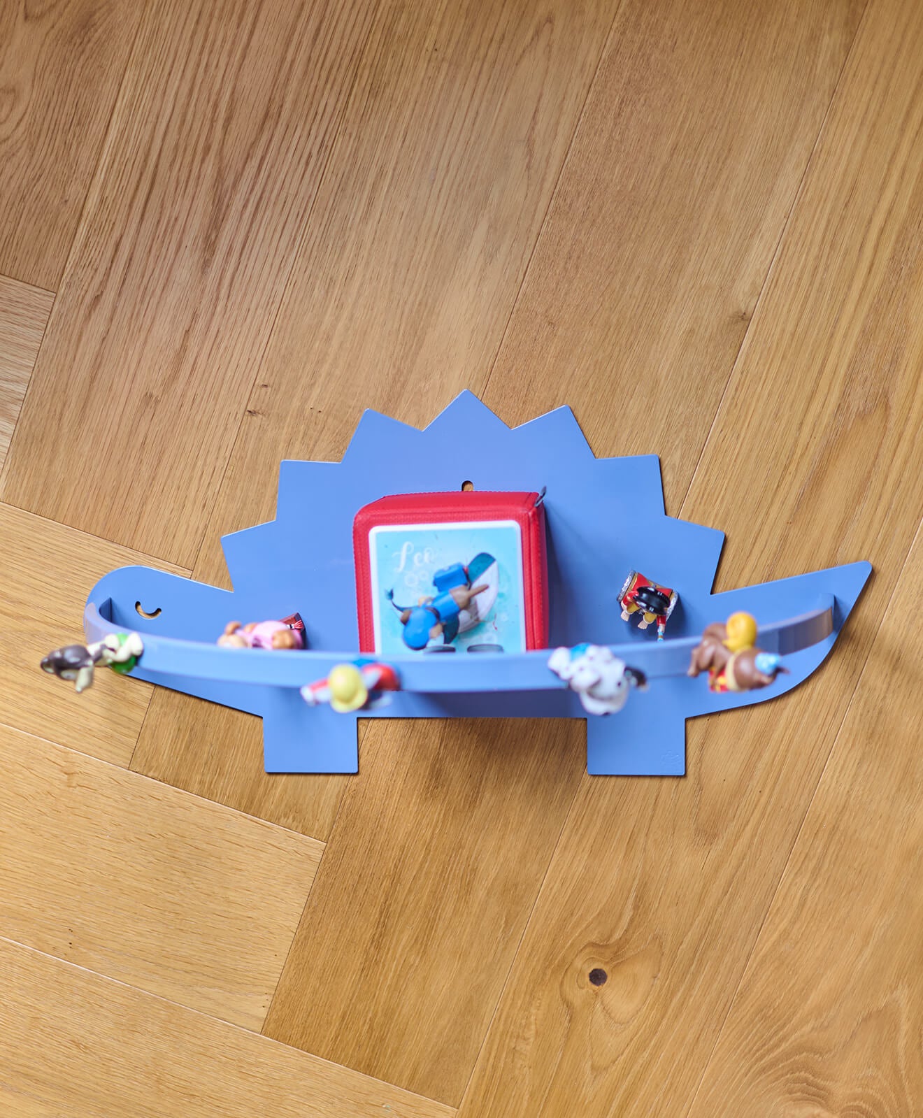 Moodbild vom Regal für die Toniebox und Toniefiguren Dino in Blau - auf dem Boden im Kinderzimmer aufgestellt