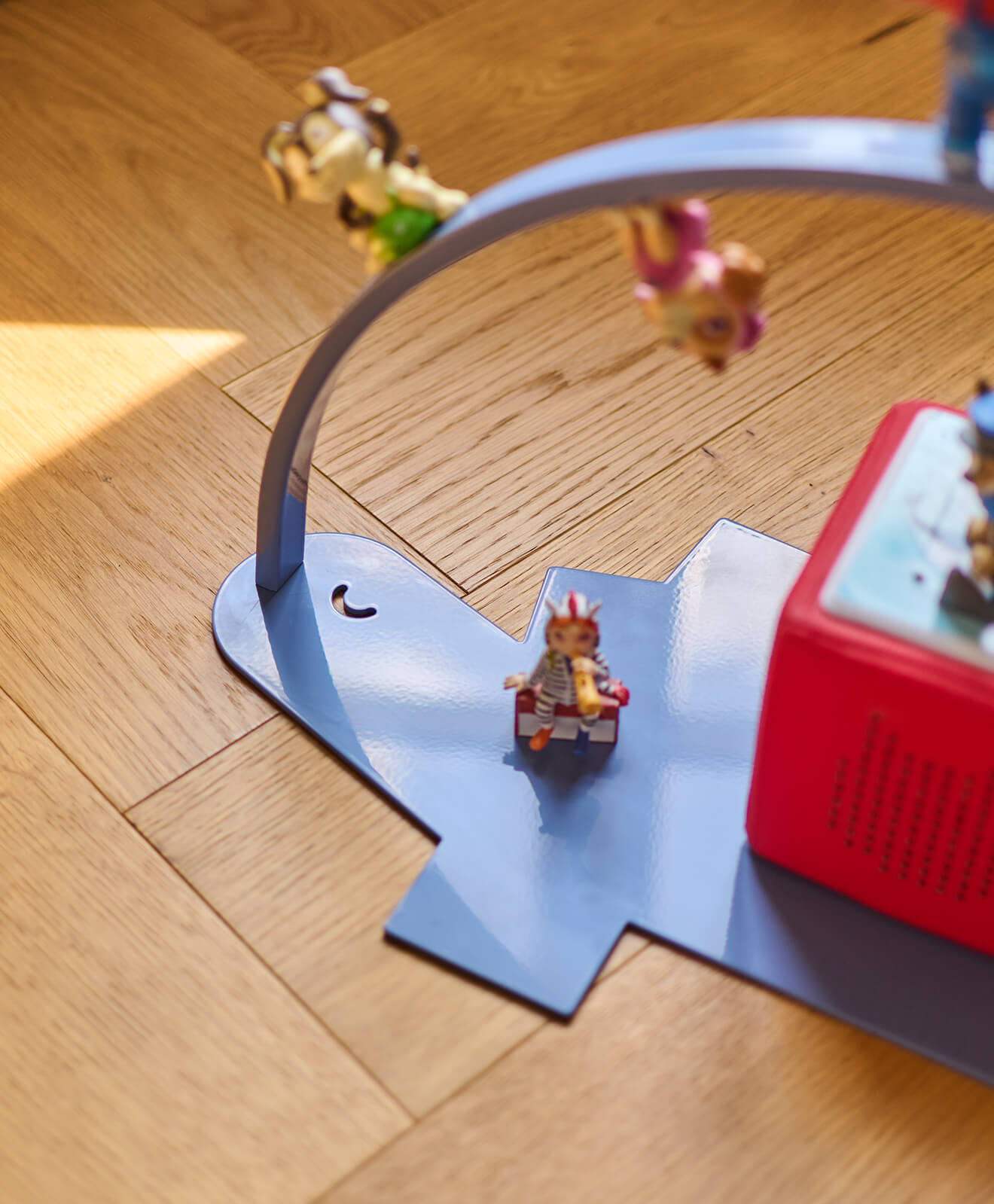 Moodbild vom Regal für die Toniebox und Toniefiguren Dino in Blau - auf dem Boden im Kinderzimmer aufgestellt - Detail