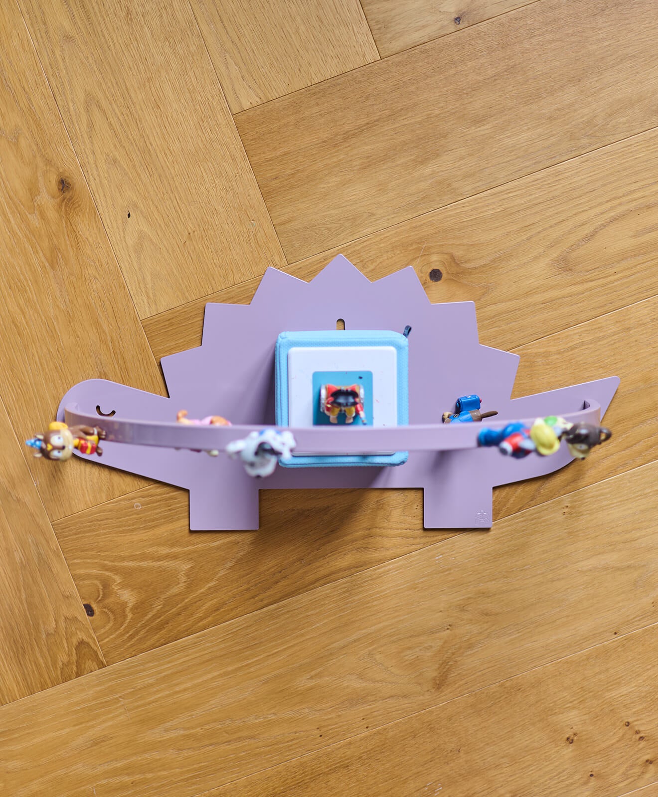 Moodbild vom Regal für die Toniebox und Toniefiguren Dino in Violett - auf dem Boden im Kinderzimmer aufgestellt