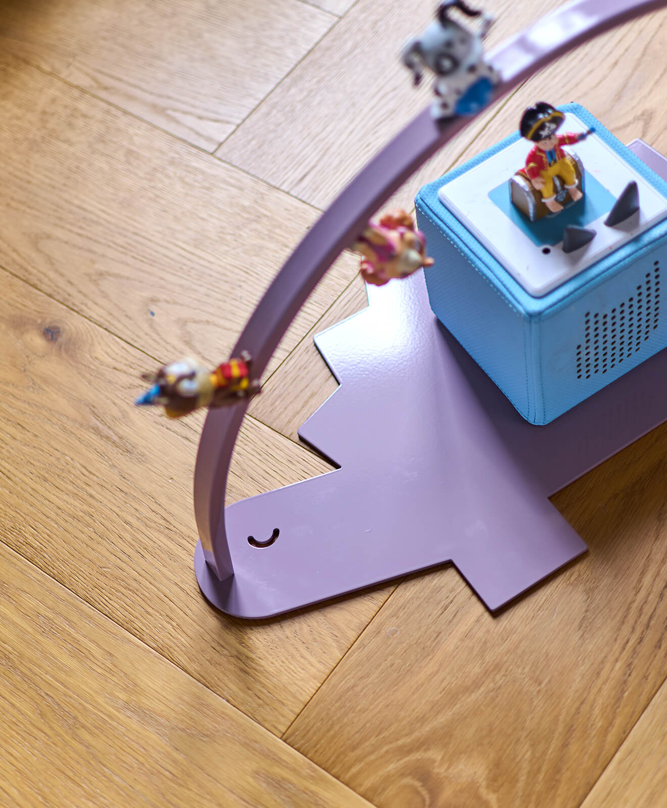 Moodbild vom Regal für die Toniebox und Toniefiguren Dino in Violett - auf dem Boden im Kinderzimmer aufgestellt - Detail