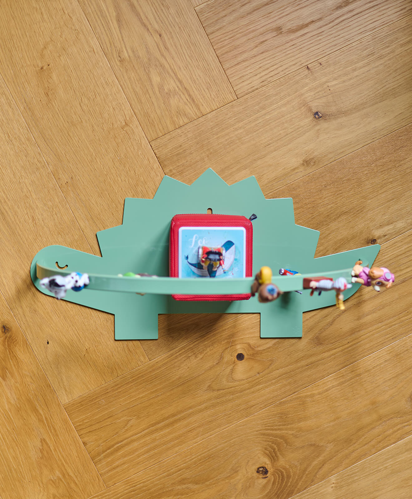 Moodbild vom Regal für die Toniebox und Toniefiguren Dino in Grün - auf dem Boden im Kinderzimmer aufgestellt