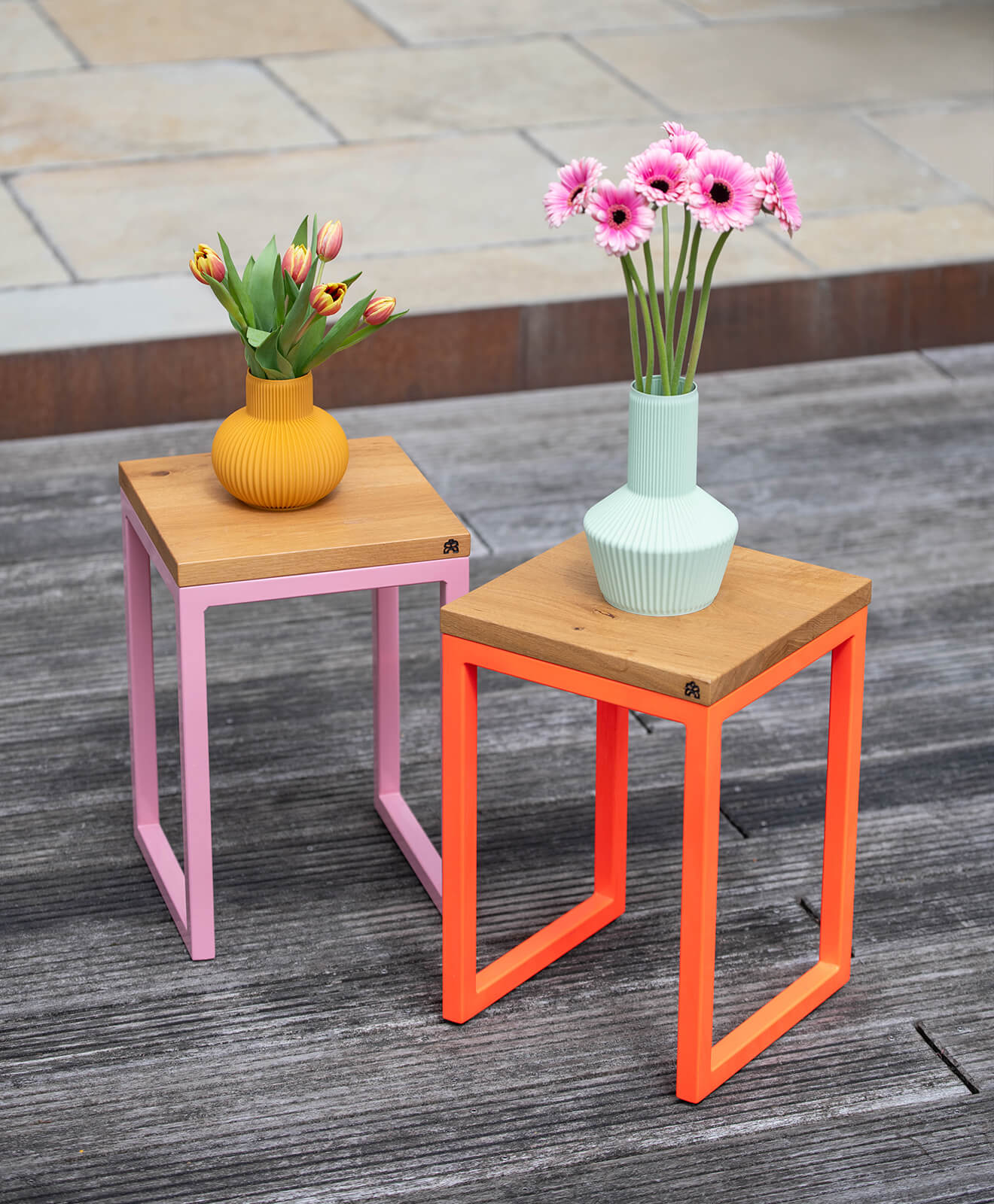 Vase 3D Druck von Kawentsmann in Kooperation mit Recozy LIV & LOU in zwei Farben nebeneinander auf Hockern mit Blumen