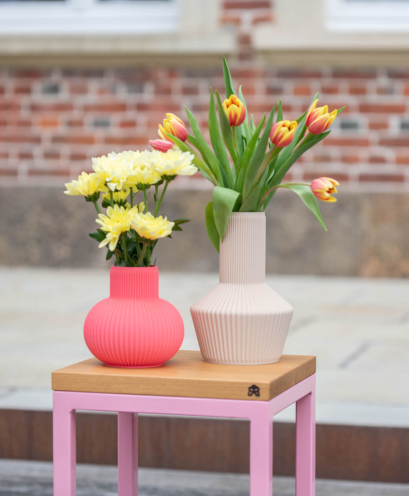 Vase 3D Druck von Kawentsmann in Kooperation mit Recozy LIV & LOU in zwei Farben nebeneinander auf Hocker mit Blumen