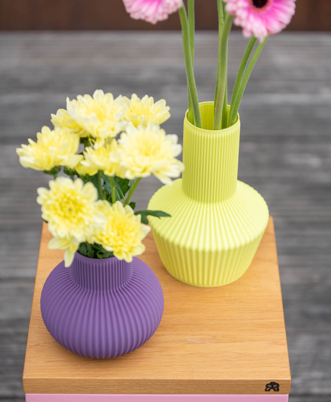 Vase 3D Druck von Kawentsmann in Kooperation mit Recozy LIV & LOU in zwei Farben nebeneinander auf Hocker mit Blumen