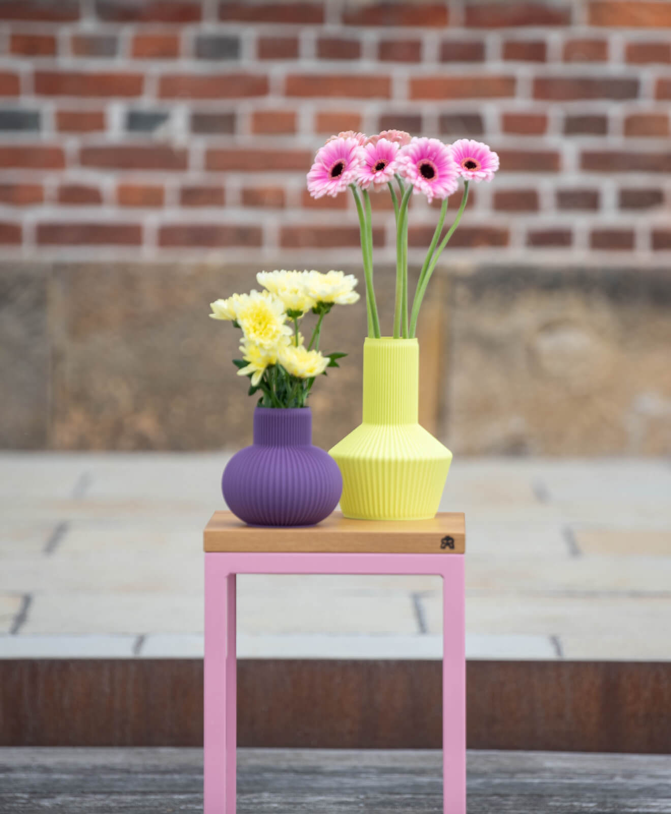 Vase 3D Druck von Kawentsmann in Kooperation mit Recozy LIV & LOU in zwei Farben nebeneinander auf Hocker mit Blumen