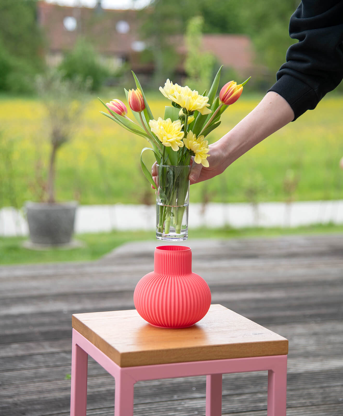 Vase 3D Druck von Kawentsmann in Kooperation mit Recozy LOU aufgestellt auf einem Hocker mit Blumen im Glaseinsatz