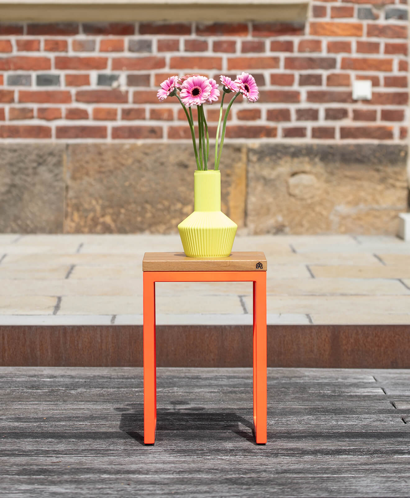 Vase 3D Druck von Kawentsmann in Kooperation mit Recozy LIV in Funky Yellow aufgestellt auf einem Hocker mit Rosa Blumen drin