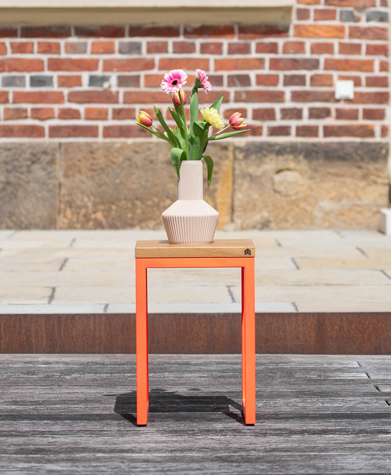 Vase 3D Druck von Kawentsmann in Kooperation mit Recozy LIV in Maple Beige aufgestellt auf einem Hocker mit Blumen drin