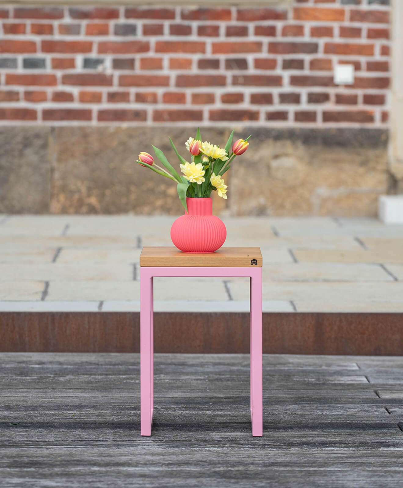 Vase 3D Druck von Kawentsmann in Kooperation mit Recozy LOU in Funky Pink aufgestellt auf einem Hocker mit Blumen drin