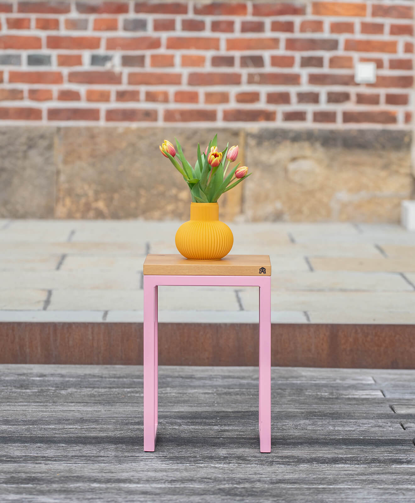 Vase 3D Druck von Kawentsmann in Kooperation mit Recozy LOU in Golden Orange aufgestellt auf einem Hocker mit Blumen drin