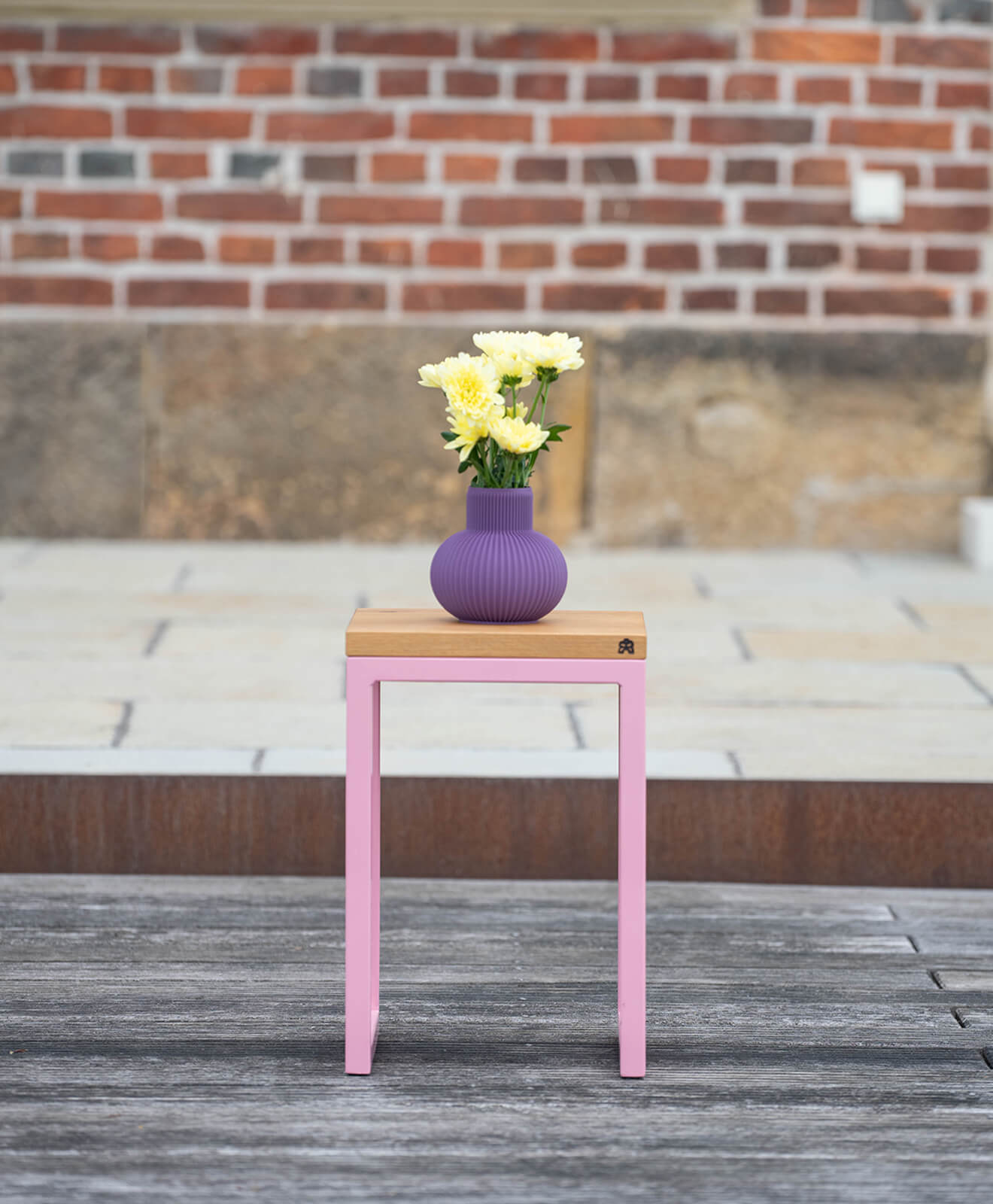 Vase 3D Druck von Kawentsmann in Kooperation mit Recozy LOU in Nebula Purple aufgestellt auf einem Hocker mit Blumen drin