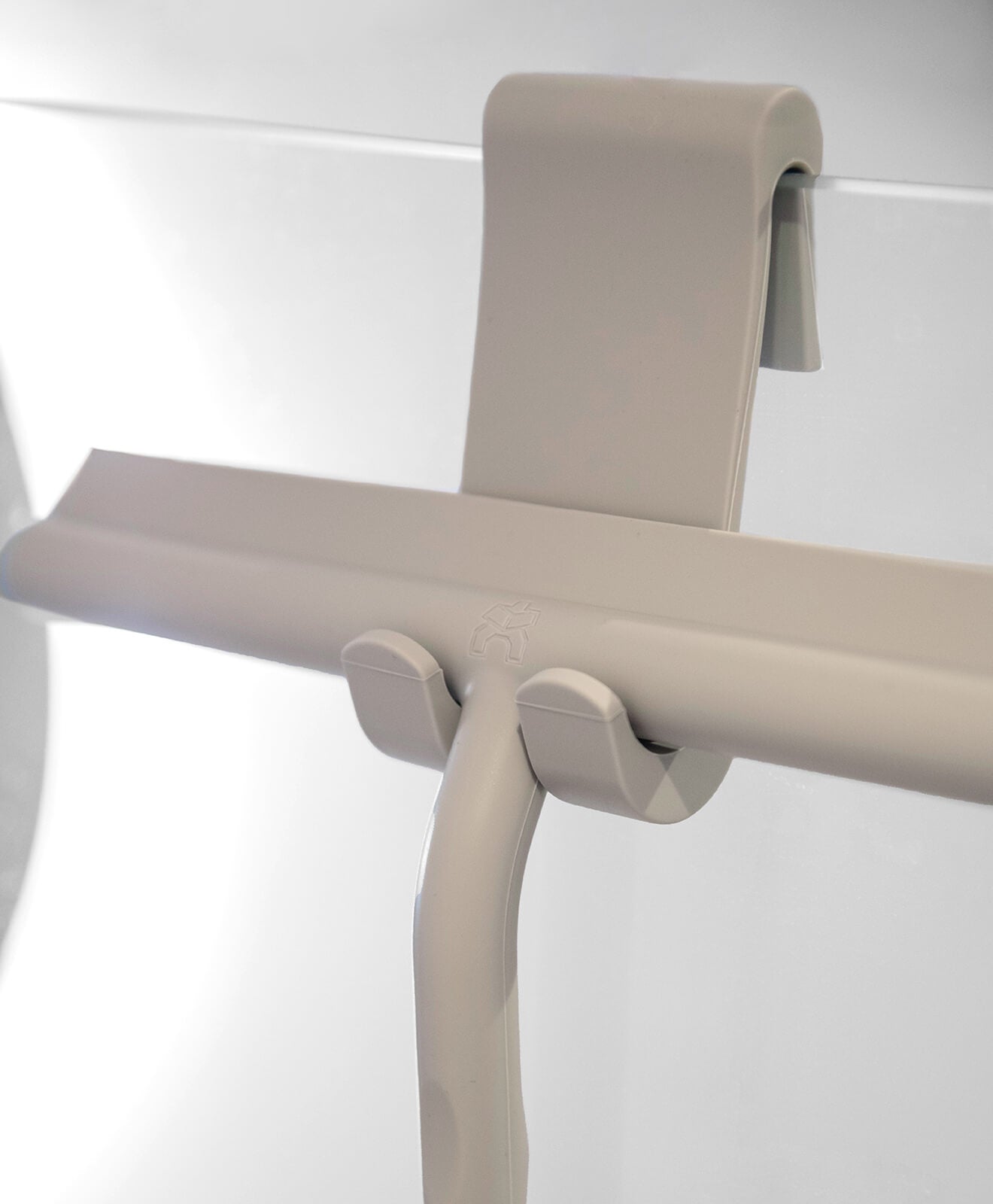 Abzieher aus Silikon für Bad und mehr von KAWENTSMANN aufgehängt in der Duschkabine