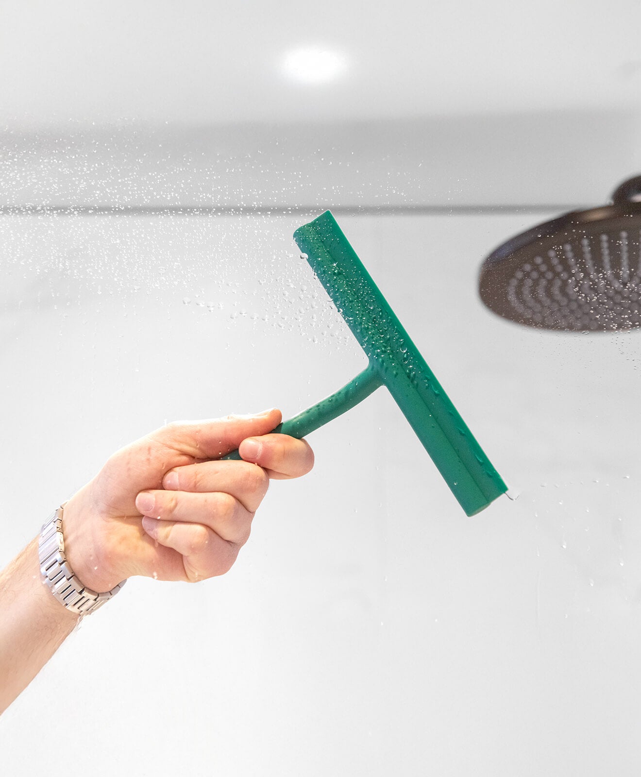 Abzieher aus Silikon für Bad und mehr von KAWENTSMANN n Grün beim Abziehen der Glasscheibe in der Dusche