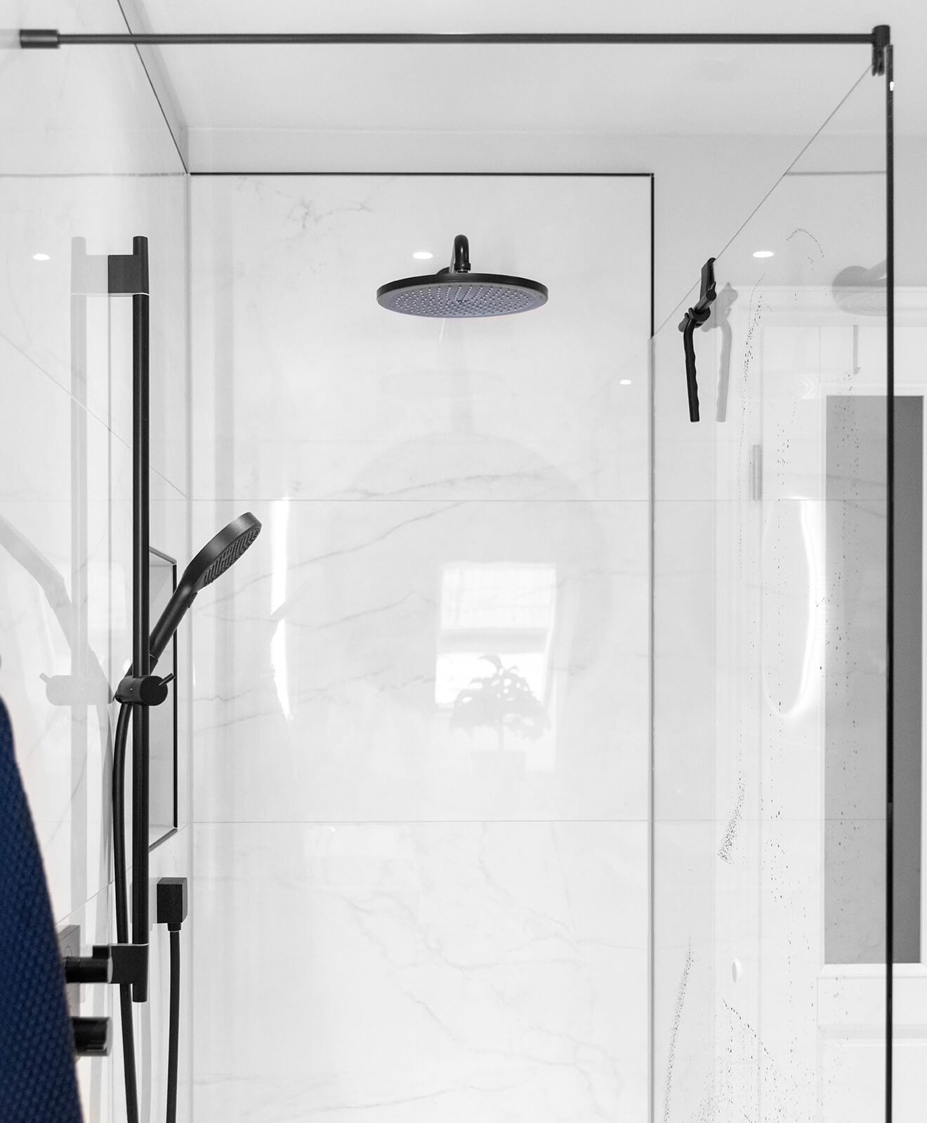 Abzieher aus Silikon für Bad und mehr von KAWENTSMANN in Schwarz aufgehängt in der Dusche