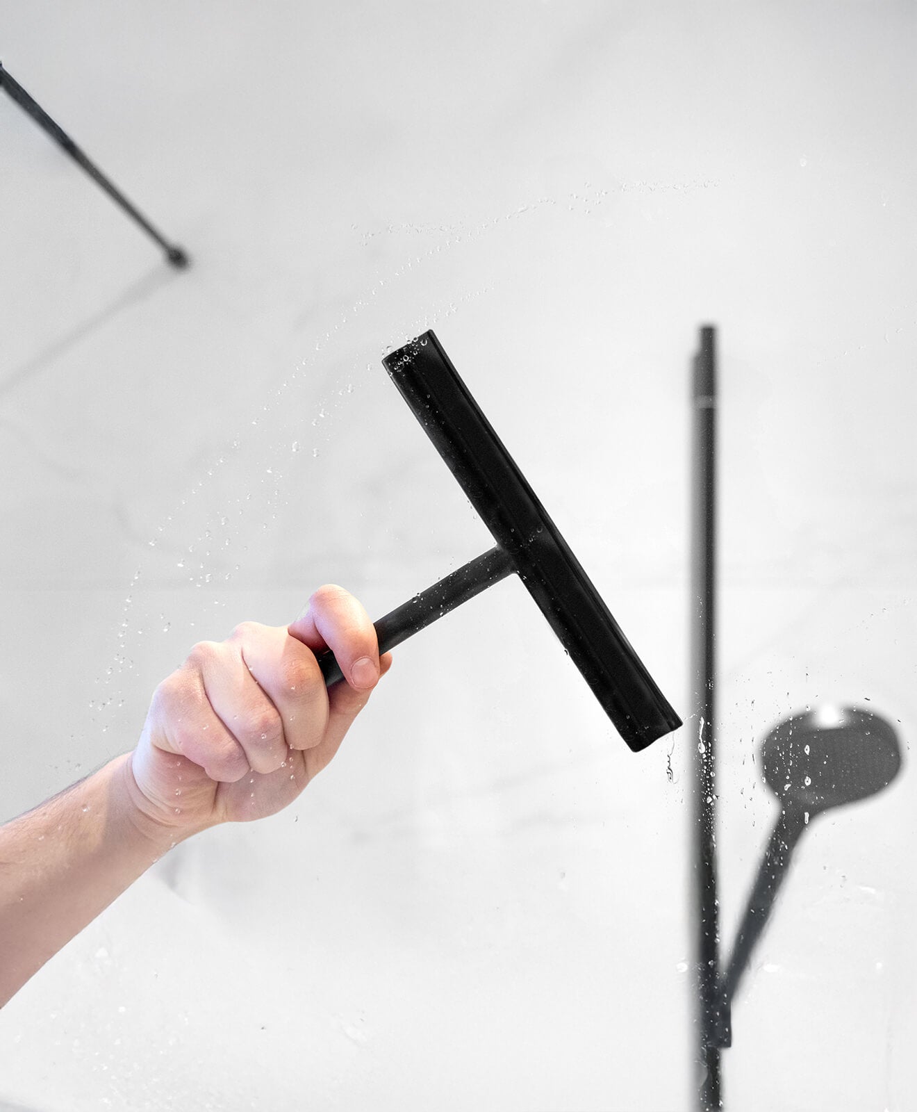 Abzieher aus Silikon für Bad und mehr von KAWENTSMANN in Schwarz beim Abziehen der Glasscheibe in der Dusche