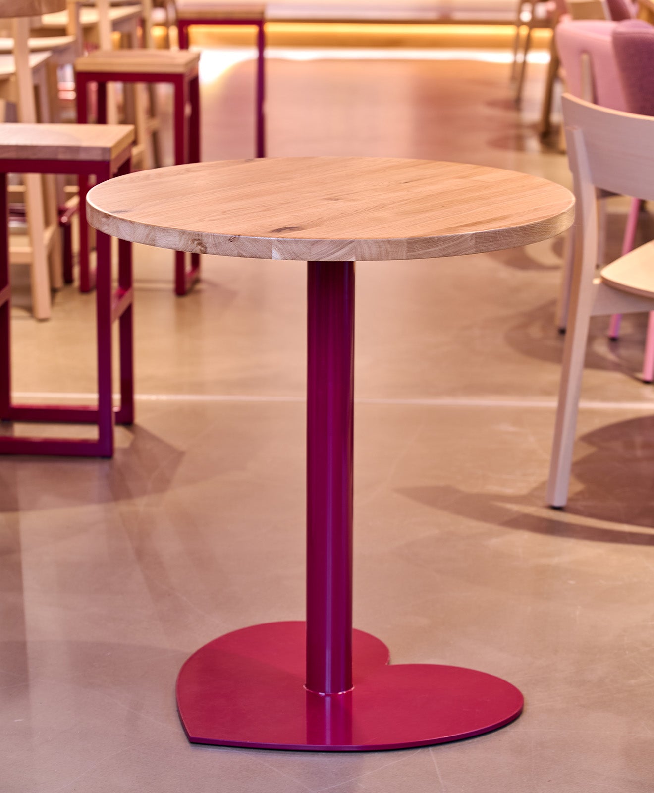 Bistrotisch rund aus Eichenholz & Stahl - Fuß in Herzform