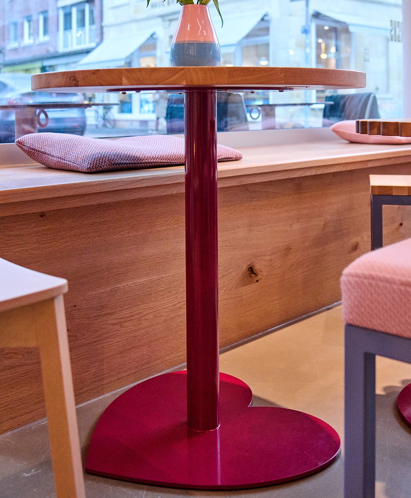 Bistrotisch rund aus Eichenholz & Stahl - Fuß in Herzform