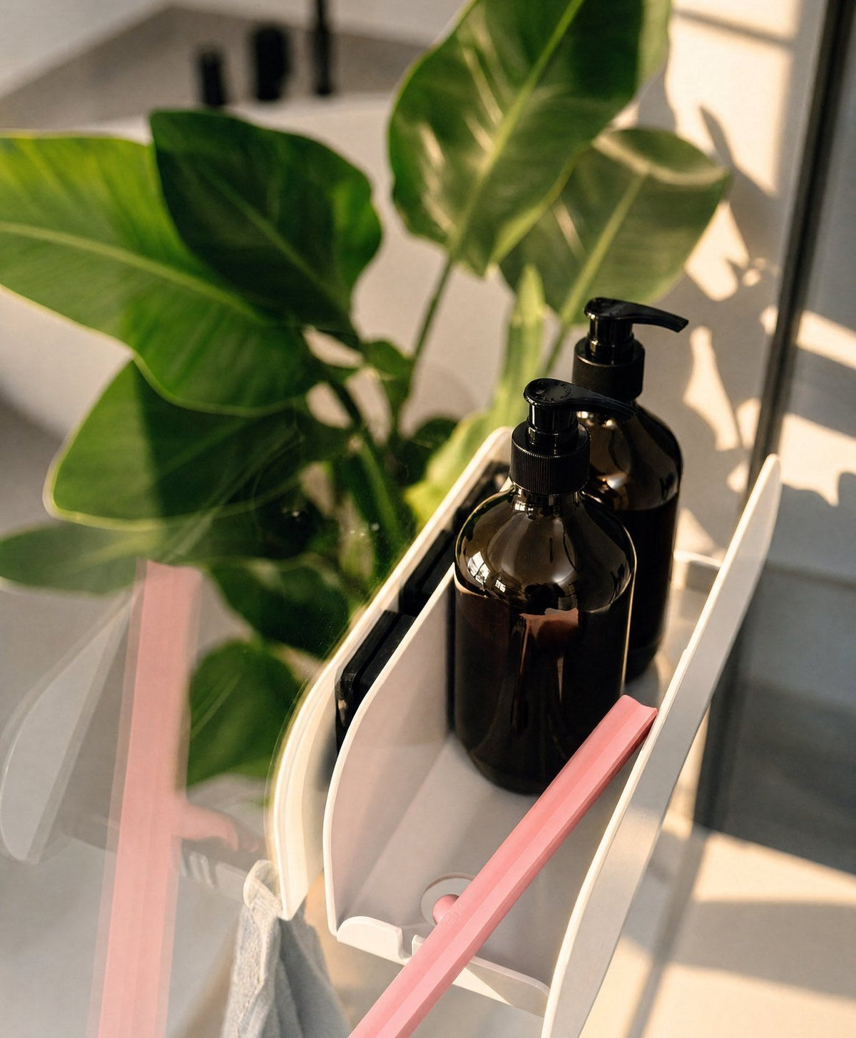 Duschablage ohne Bohren mit Magnet ORBI Dock am Duschglas in Lichtgrau RAL 7035