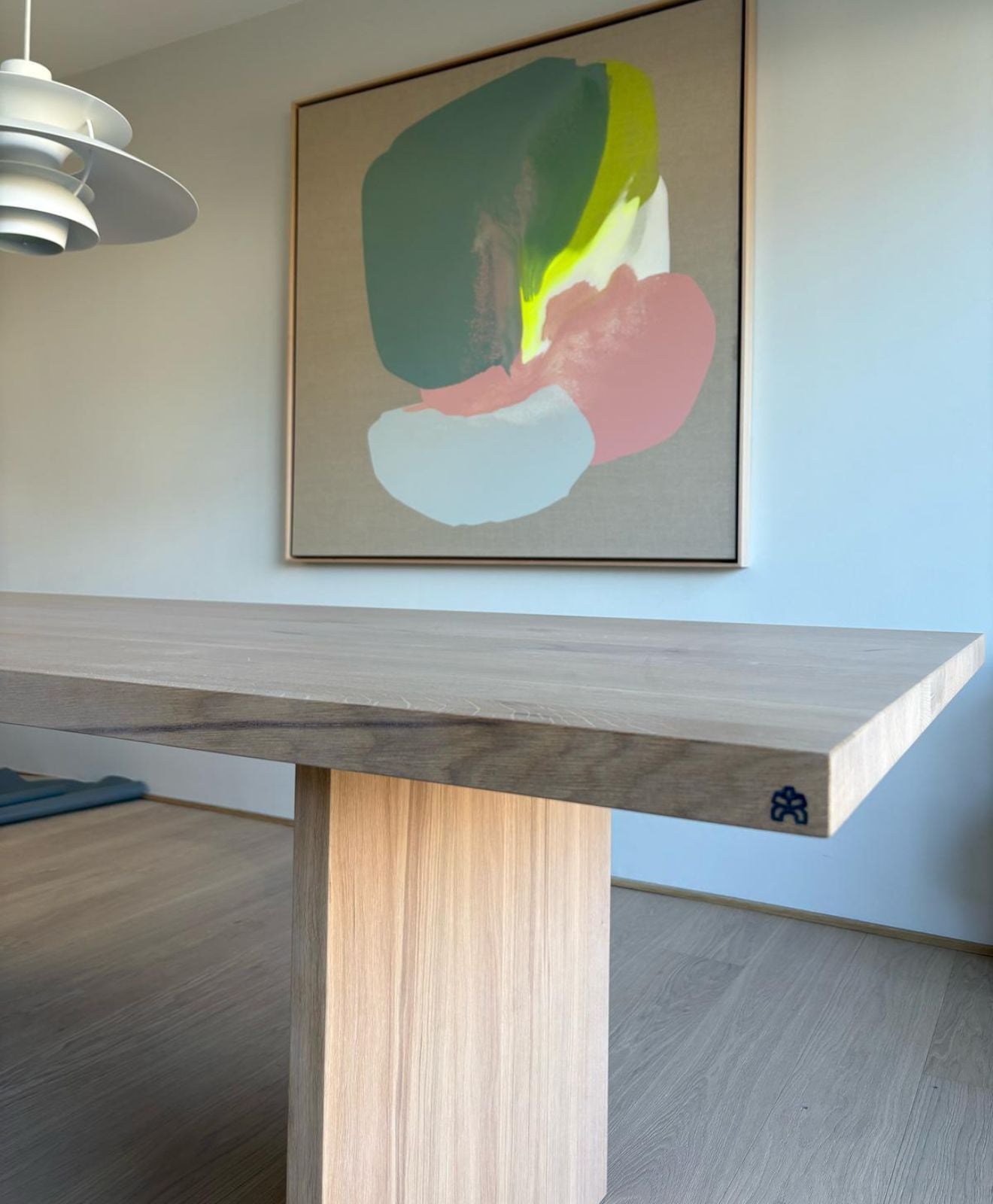 Tisch aus Massivholz Eiche geweißt von Kawentsmann im Esszimmer Detailaufnahme