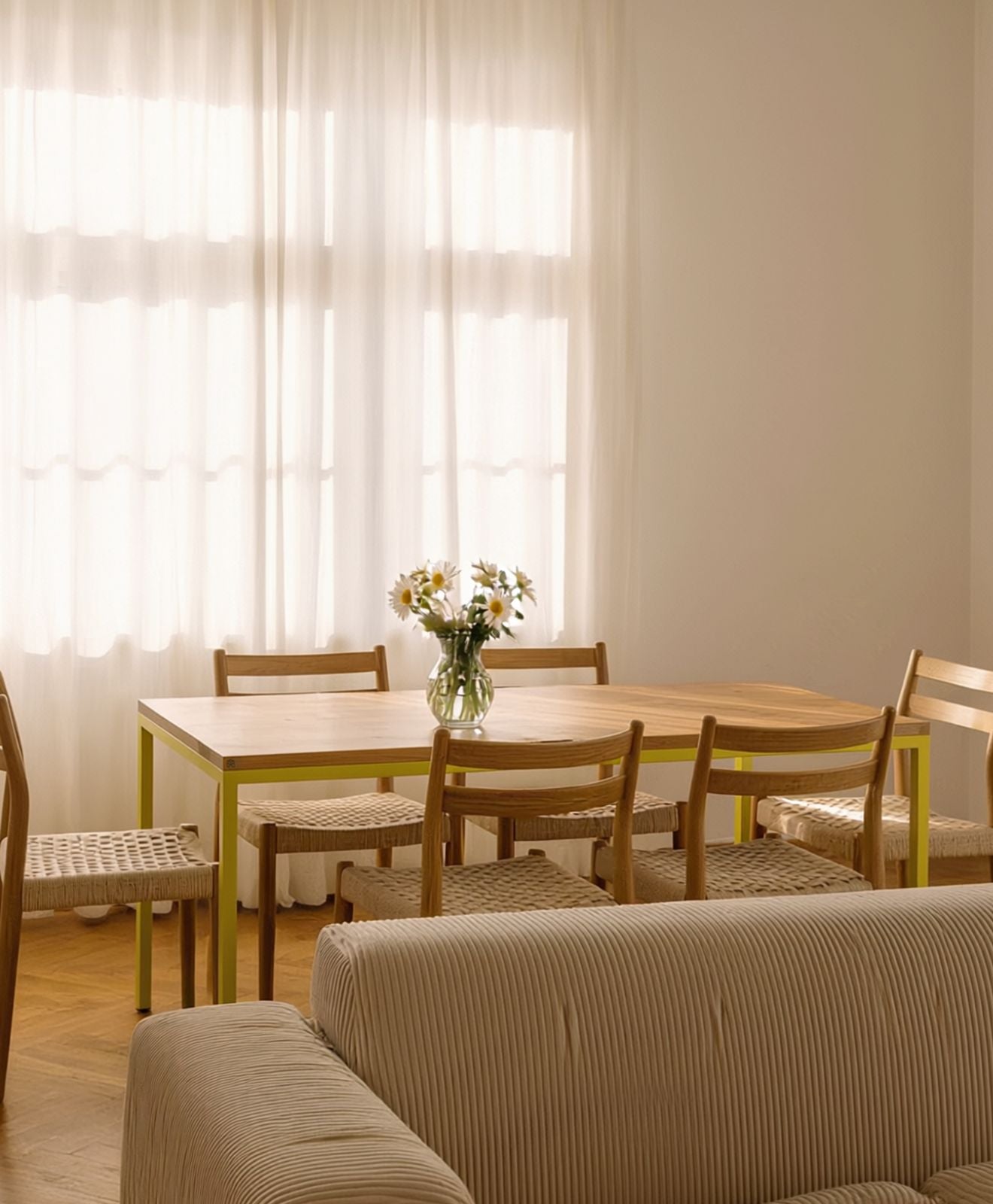 Esstisch aus Massivholz & Stahl Talon Vierfuß von Kawentsmann - Moodbild im Esszimmer