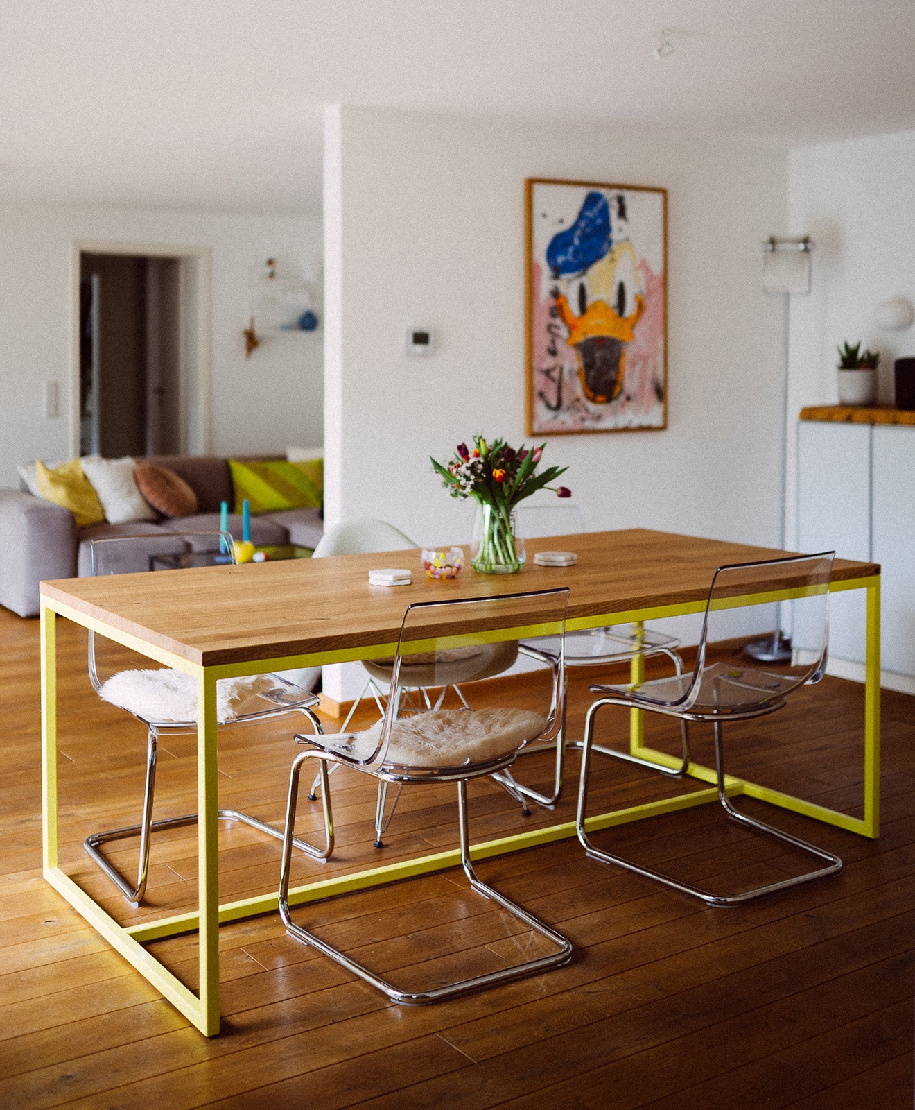 Kawentsmann Tisch "Talon" mit Mittelstrebe gelb im Esszimmer