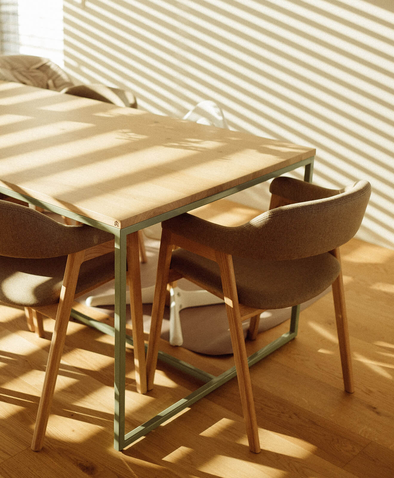 Esstisch aus Massivholz Talon mit Stahlgestell in grün im Esszimmer