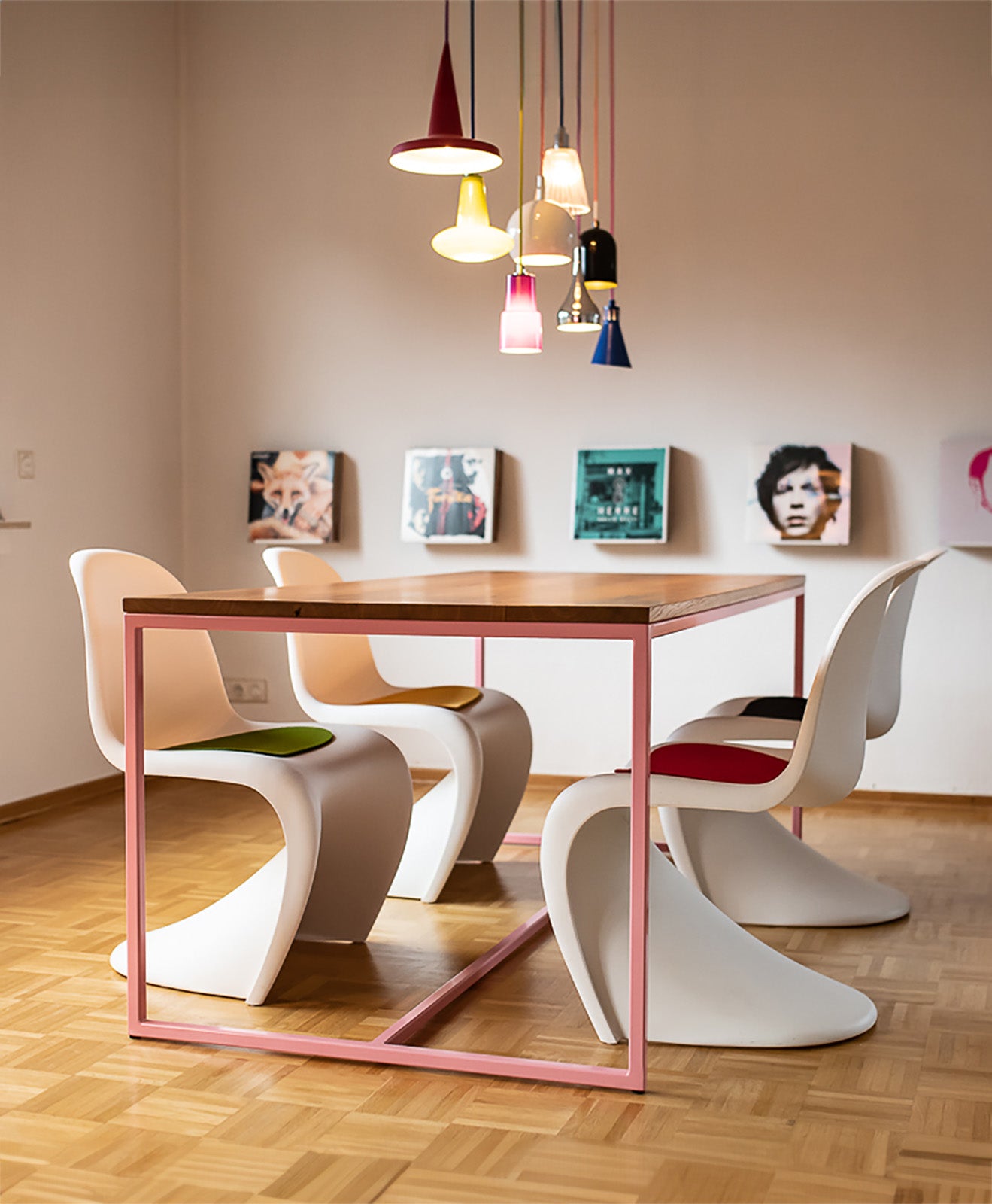 Kawentsmann Tisch "Talon" mit Mittelstrebe rosa im Esszimmer