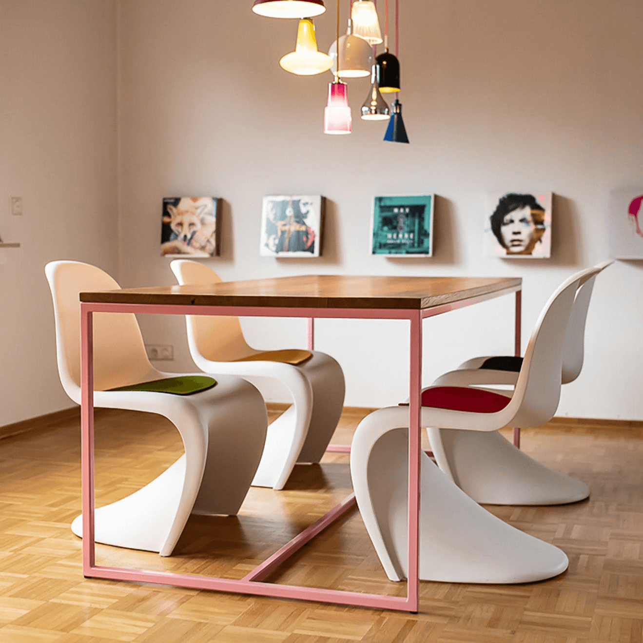Esstisch aus Massivholz mit Stahlgestell TALON in hellrosa zur Darstellung unserer Esstischen