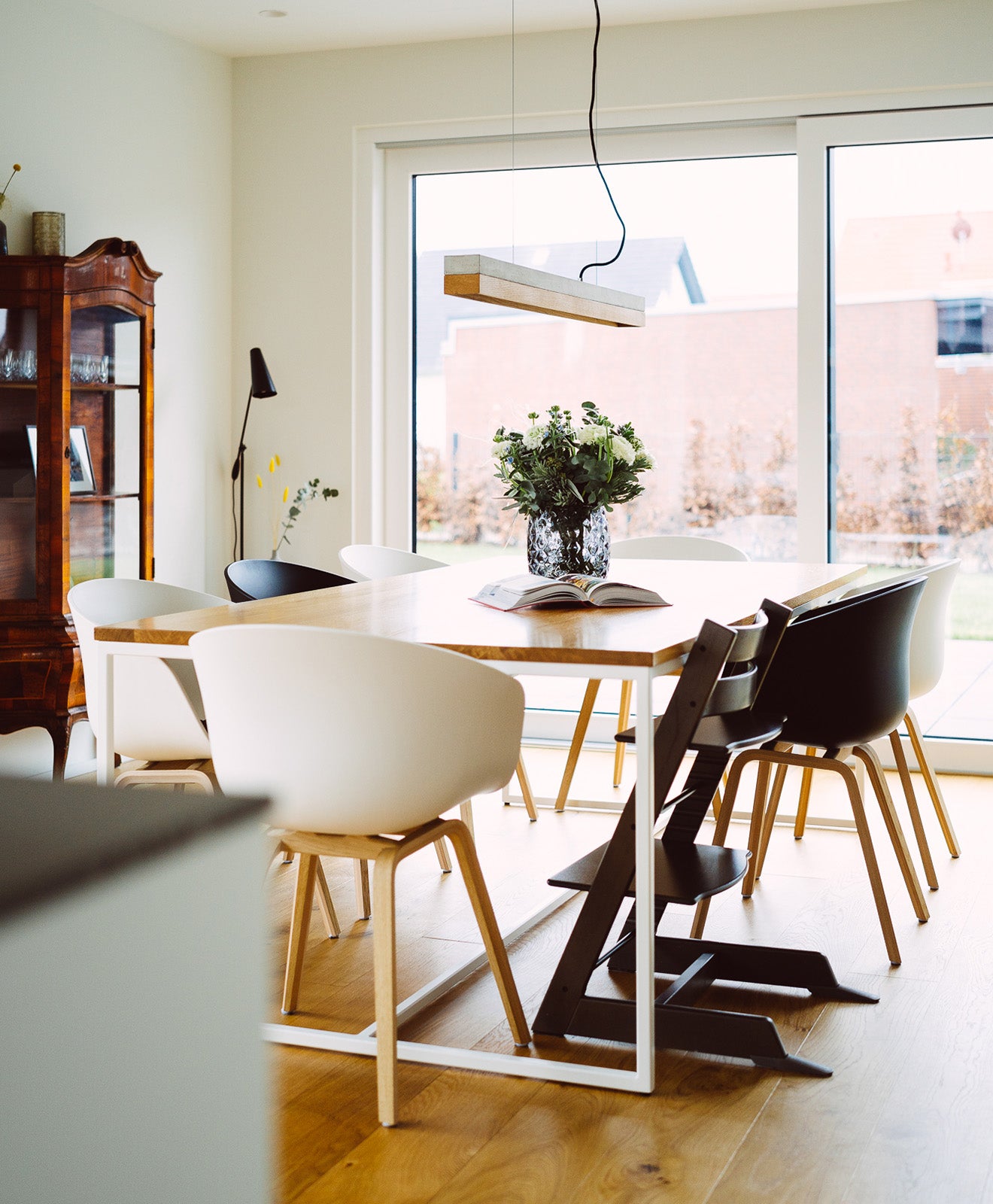 Kawentsmann Tisch "Talon" mit Mittelstrebe weiß im Esszimmer