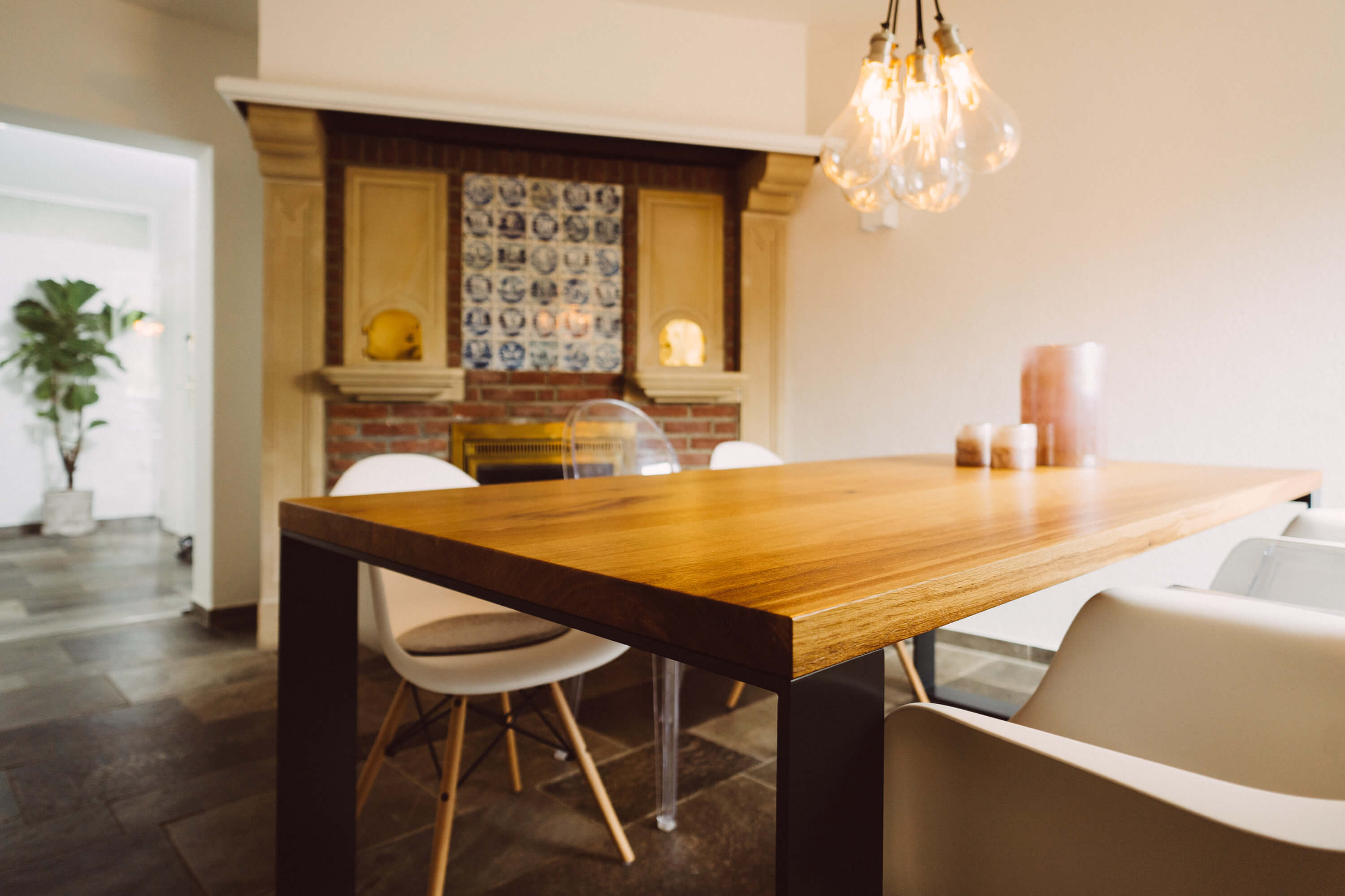 Esstisch aus Massivholz (Eiche) & Stahlgestell Panibengel von Kawentsmann im Esszimmer