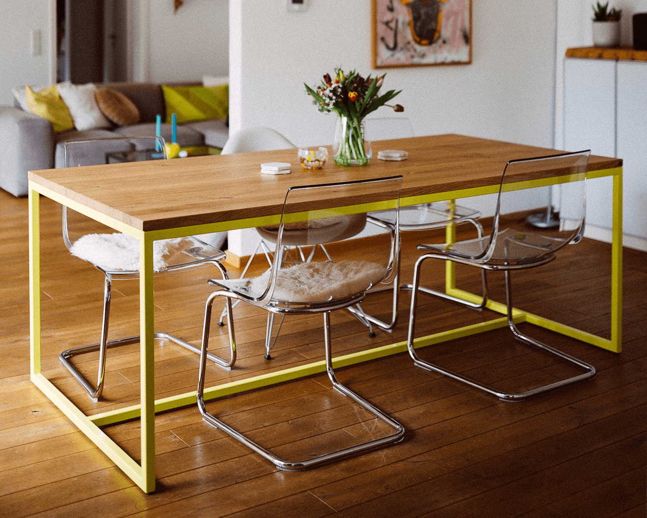 Esstisch TALON mit Mittelstrebe in Schwefelgelb zur Darstellung der Konfiguration im Shop