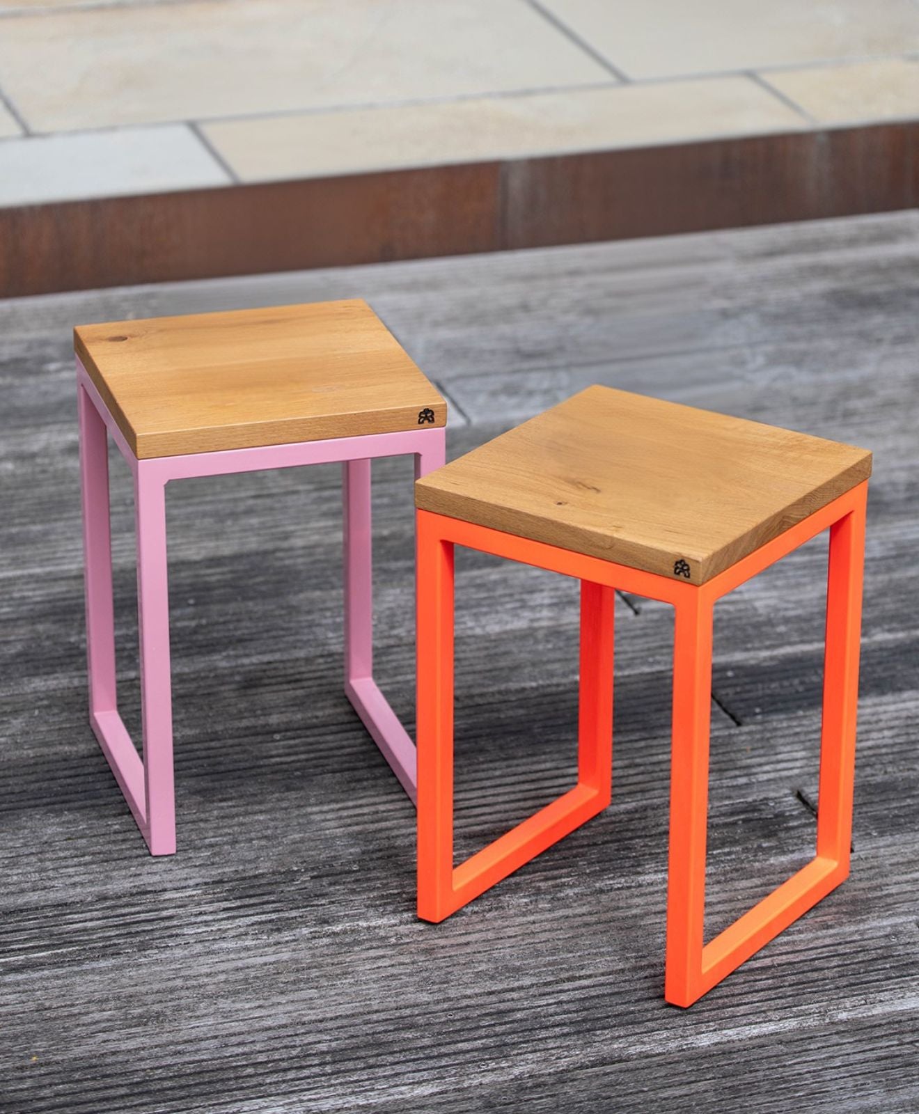 Zwei Hocker TALON auf einer Terrasse