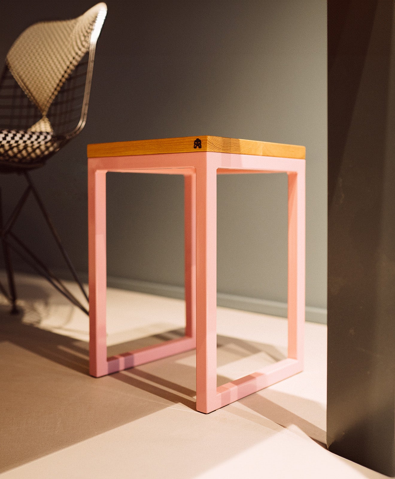 Hocker aus Holz (Eiche) in hellrosa von Kawentsmann