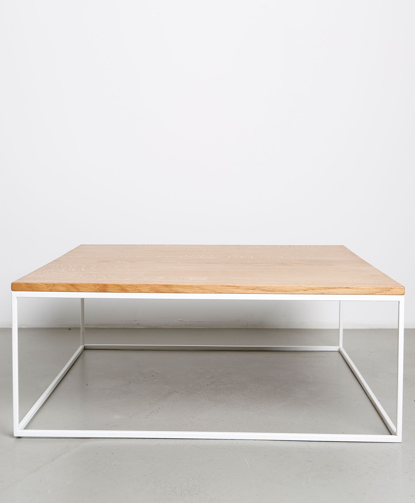 Couchtisch aus Holz und Metall LAUMALOCHER von Kawentsmann