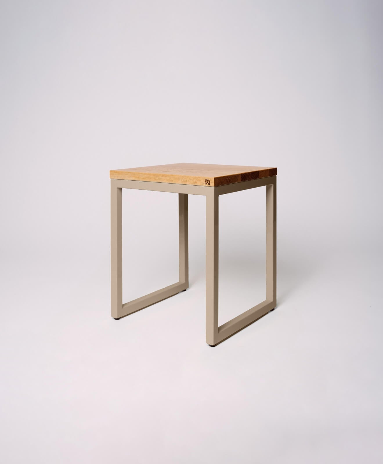 Hocker aus Holz (Eiche) mit Stahlgestell von Kawentsmann - Produktbild