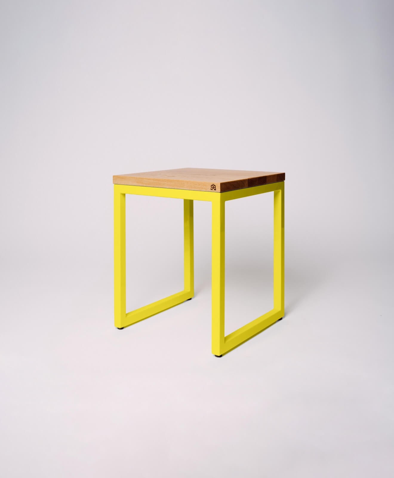 Hocker aus Holz (Eiche) mit Stahlgestell von Kawentsmann - Produktbild