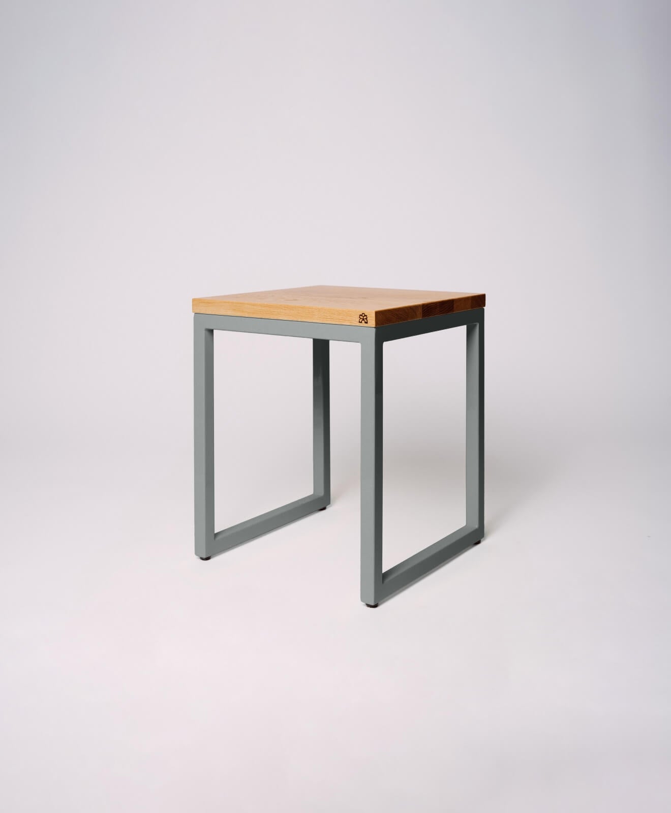 Hocker aus Holz (Eiche) mit Stahlgestell von Kawentsmann - Produktbild