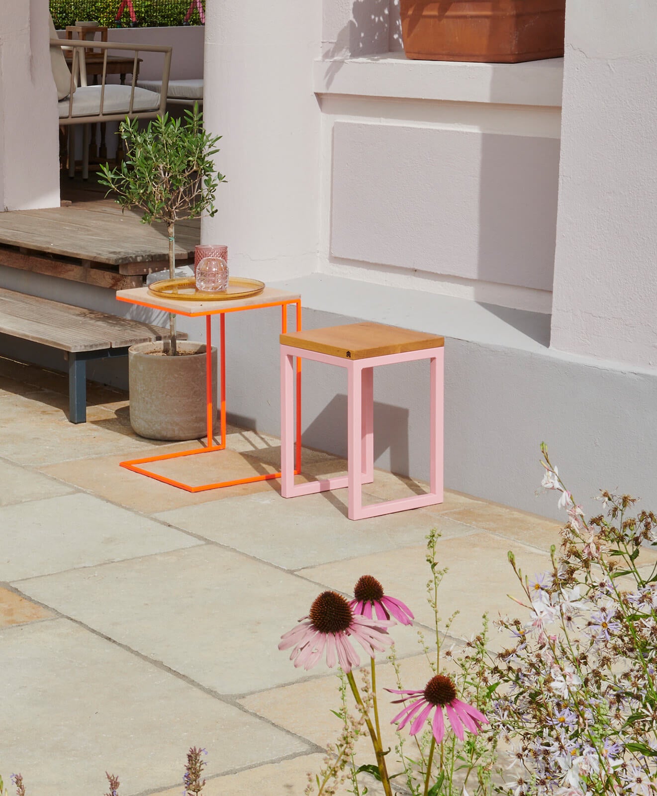 Hocker aus Holz (Eiche) mit Stahlgestell von Kawentsmann auf der Terrasse