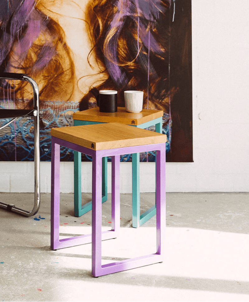 Hocker aus Eichenholz & Stahl in verschiedenen Farben zur Veranschaulichung der Hocker als Sitzmöbel oder Beistelltisch von Kawentsmann