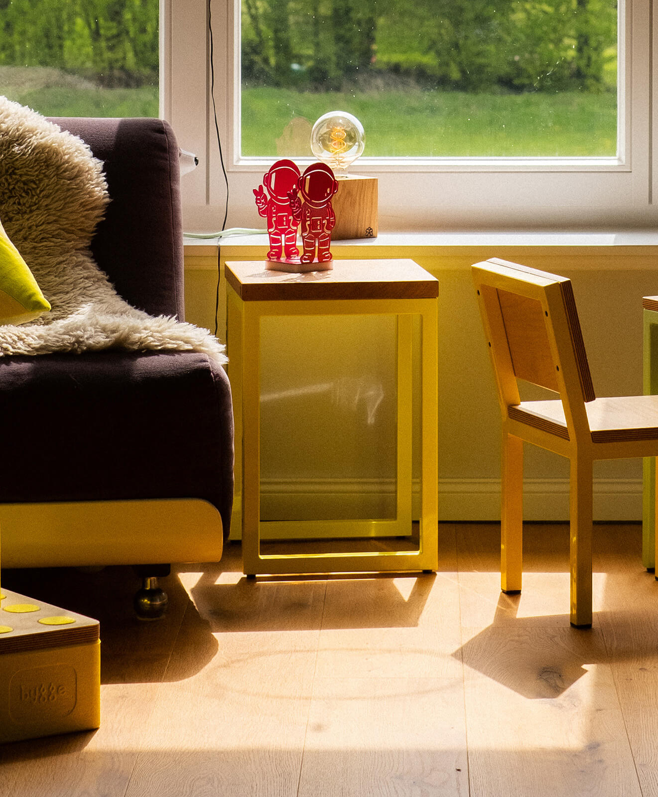 Hocker aus Holz (Eiche) mit Stahlgestell von Kawentsmann als Beistelltisch im Kinderzimmer