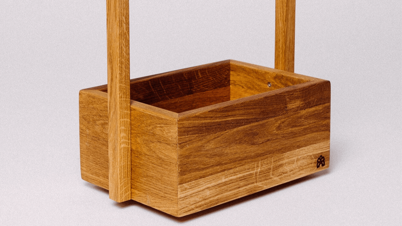 Detailaufnahme der Holzkiste aus Eiche mit Griff zur Veranschaulichung der Hinweise bezüglich der Holzeigenschaften