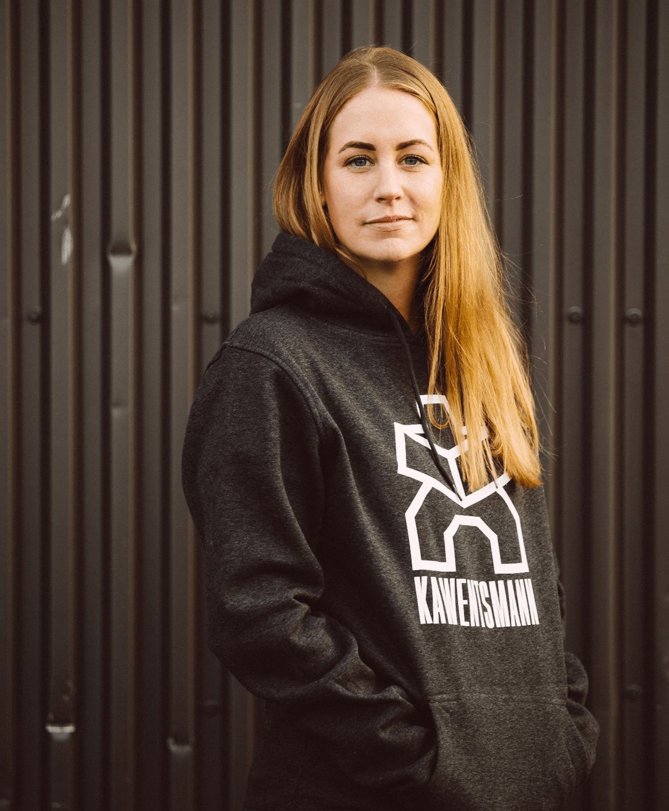 Hoodie Dunkelgrau mit Logo-Print in Weiß