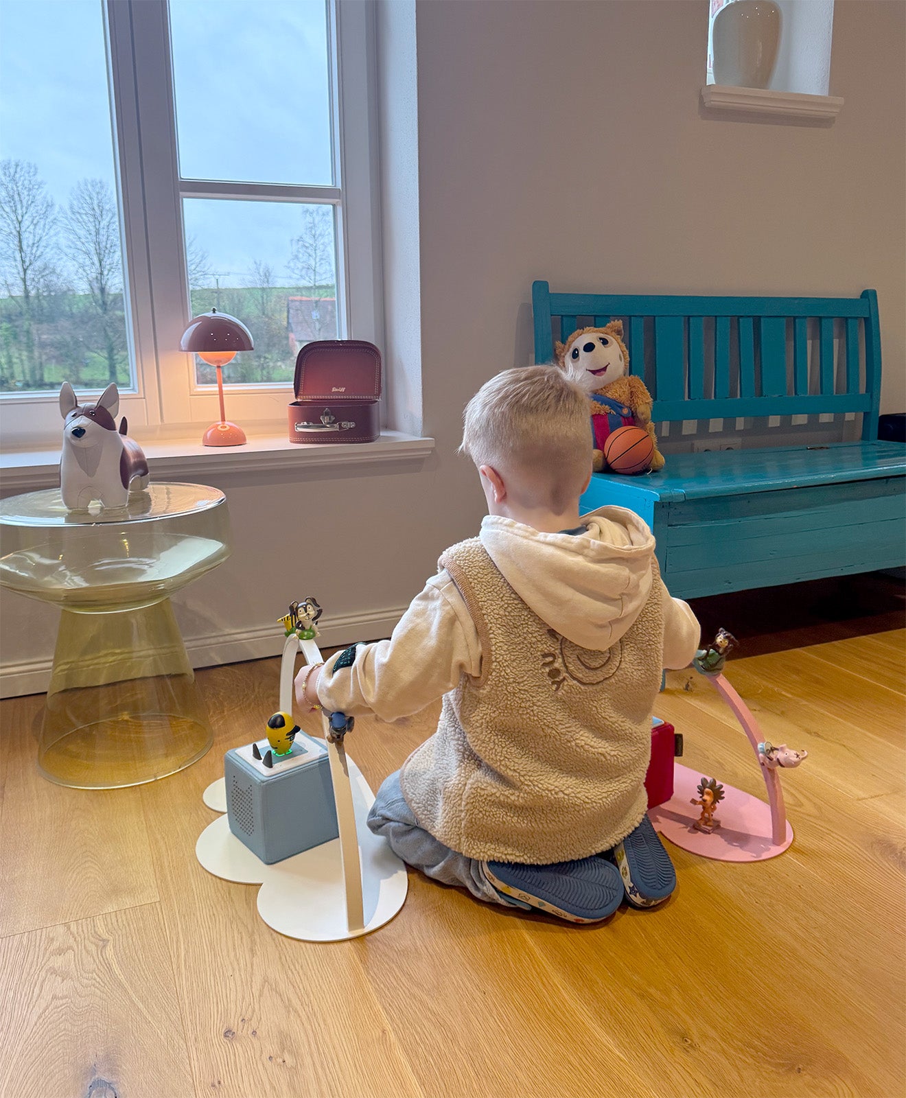 Tonieregal für die Toniebox und Figuren aus Metall in rosa und weiß in Benutzung von einem Kind in seinem Kinderzimmer zur Veranschaulichung der Produkte für das Kinderzimmer von Kawentsmann