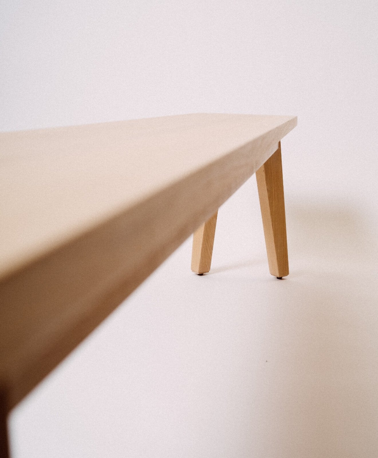 Detailaufnahme von der Sitzbank aus Eiche Massivholz KNEBBEL von KAWENTSMANN